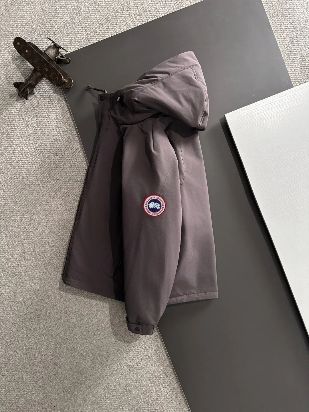 Two-day delivery time P960 Big Goose 🔥🔥 High-end customization 2025 winter official website's latest popular down jacket. Original custom-made hardware accessories for customers, all imported and original customization. Welcome to compare at the counter. Absolutely high quality. Use top-grade 90 white goose down. Super soft. Filled with fluffy and full feathers. Super heavy work. Fabric workmanship is excellent. The version is super perfect. Note⚠The fabric is super comfortable. Exclusive model. High-end quality. A must-have warm and protective artifact in winter. Size: M-3XL